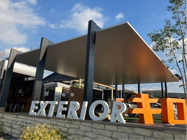 新商品が並ぶ展示場